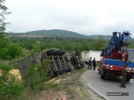 Видео: Камион с царевица се обърна на разклона за Мъглиж