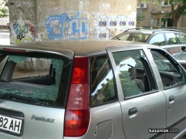 Видео: Потрошиха шест коли паркирани под надлеза за „Арсенал“