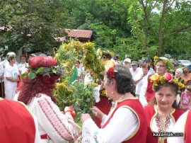 С Еньовски ритуали бе закрит Празник на розата 2013