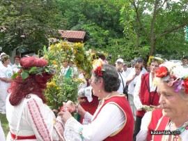 С Еньовски ритуали бе закрит Празник на розата 2013