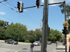 Липсата на части забавя ремонта на светофарите до Полицията / Новини от Казанлък