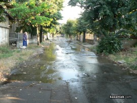 Видео: ВиК авария превърна казанлъшка улица в малка река