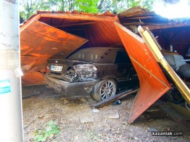 Автомобил се заби в три гаража в Кaзанлък