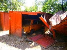 Автомобил се заби в три гаража в Кaзанлък