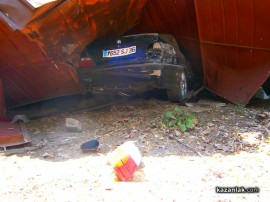 Автомобил се заби в три гаража в Кaзанлък
