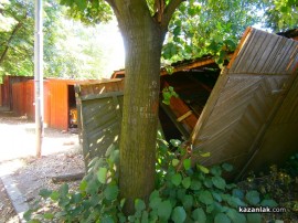 Автомобил се заби в три гаража в Кaзанлък