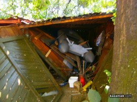 Автомобил се заби в три гаража в Кaзанлък