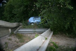 Голф се заби в мантинела на пътя Казанлък-Стара Загора / Новини от Казанлък