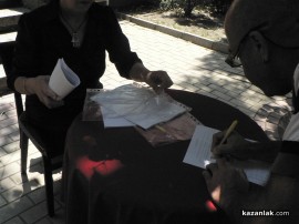 Над 1200 са вече подписите в подкрепа на правителството на Орешарски, събрани в Казанлък