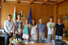Кметът Галина Стоянова се срещна с казанлъшките олимпийци по физика / Новини от Казанлък