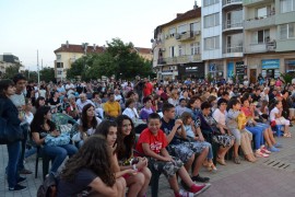 Стотици казанлъчани гледаха българско кино на пл. „Севтополис”