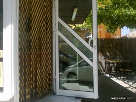 Циганин разби  баничарница, но се заключи вътре