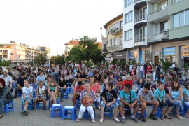 Стотици казанлъчани гледаха българско кино на пл. „Севтополис”