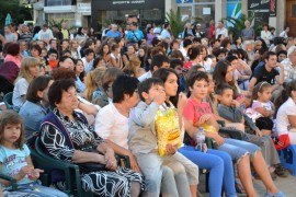 Стотици казанлъчани гледаха българско кино на пл. „Севтополис” / Новини от Казанлък