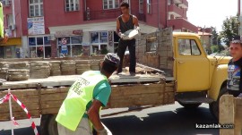 Ремонтират тротоарите пред Пощата