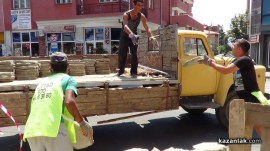 Ремонтират тротоарите пред Пощата