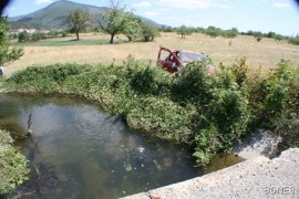 Автомобил излетя от пътя и се стовари на метри от напоителен канал / Новини от Казанлък