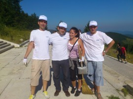 Младежи ГЕРБ за поредна година чистиха на връх Шипка