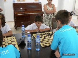 Видео: Шампион на Русия участва в шахматния двубой между клубовете от Казанлък и Толияти