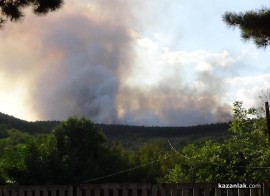 Пожар ограничи движението на автомобили по пътя Стара Загора - Казанлък / Новини от Казанлък