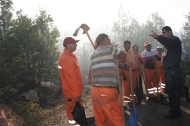 Казанлъчани също помагат в гасенето на пожара в Остра могила