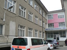  Автомобил се блъсна в оградата на детската градина в Горно Черковище / Новини от Казанлък