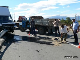 Камион се обърна и се надвеси над обиколния път