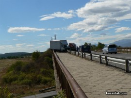 Камион се обърна и се надвеси над обиколния път