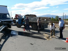Камион се обърна и се надвеси над обиколния път