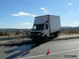Камион се обърна и се надвеси над обиколния път