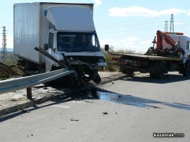 Камион се обърна и се надвеси над обиколния път