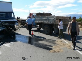 Камион се обърна и се надвеси над обиколния път