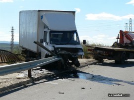 Камион се обърна и се надвеси над обиколния път