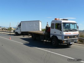 Камион се обърна и се надвеси над обиколния път