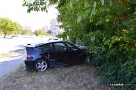 Хонда се заби в оградата на Българска Роза