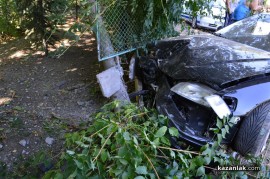 Хонда се заби в оградата на Българска Роза