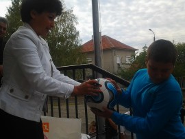 Аксения Тилева с подаръци за учениците от Овощник