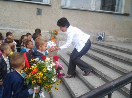 Аксения Тилева с подаръци за учениците от Овощник / Новини от Казанлък