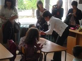 Аксения Тилева с подаръци за учениците от Овощник