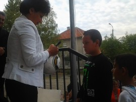 Аксения Тилева с подаръци за учениците от Овощник