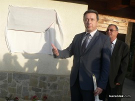 Паметна плоча на кмета Влаев откриха снощи