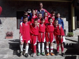 8-годишните футболисти на Розова долина с купа от турнир в Габрово