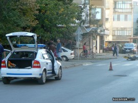 Моторист е с опасност за живота след катастрофа до училище Вапцаров