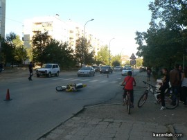 Моторист е с опасност за живота след катастрофа до училище Вапцаров