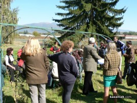 Видео: Протести в Института по розата. Отново върнаха на директорския пост проф. Недко Недков
