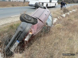 Автомобил се обърна в канавка до Копринка