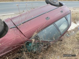 Автомобил се обърна в канавка до Копринка