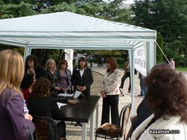 Общинска администрация се срещна с гражданите на площада в Казанлък