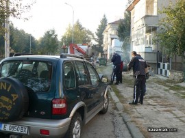 Автомобил се блъсна в жилищна сграда в Казанлък