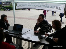 Общинска администрация се срещна с гражданите на площада в Казанлък